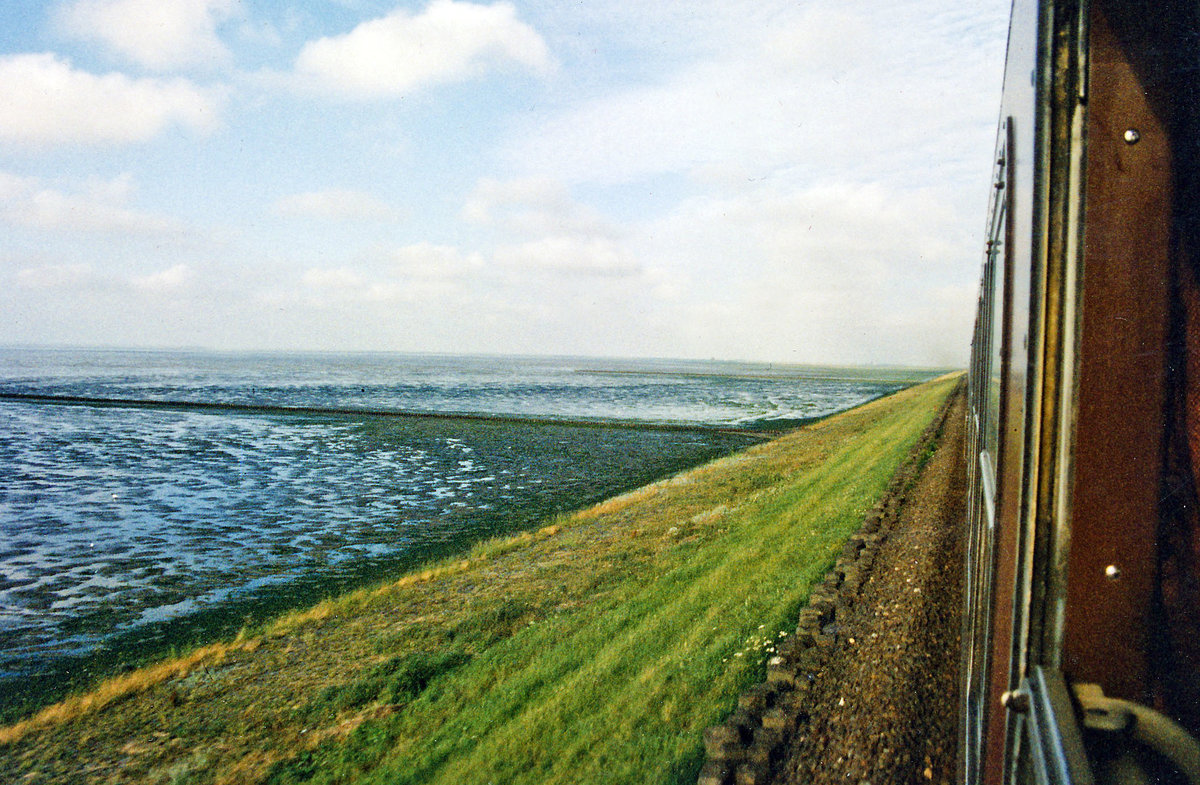 Das Wattenmeer vom Zug auf den Hindenburgdamm zwischen Klanxbüll und Morsum aus gesehen. Bild vom Negativ. Aufnahme: Juli 1999.
