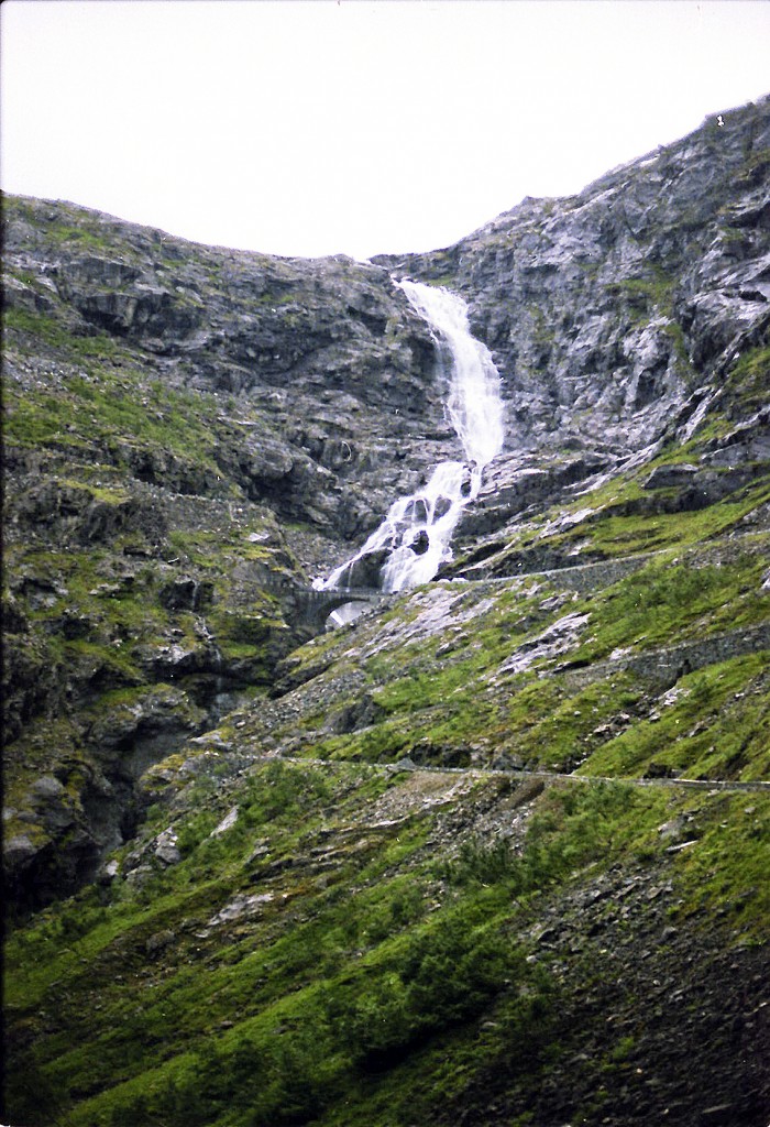 Der 320 Meter Hohe Stigfossen am Trollstigen in Norwegen. Aufnahme: Juli 1985 (digitalisiertes Negativfoto).
