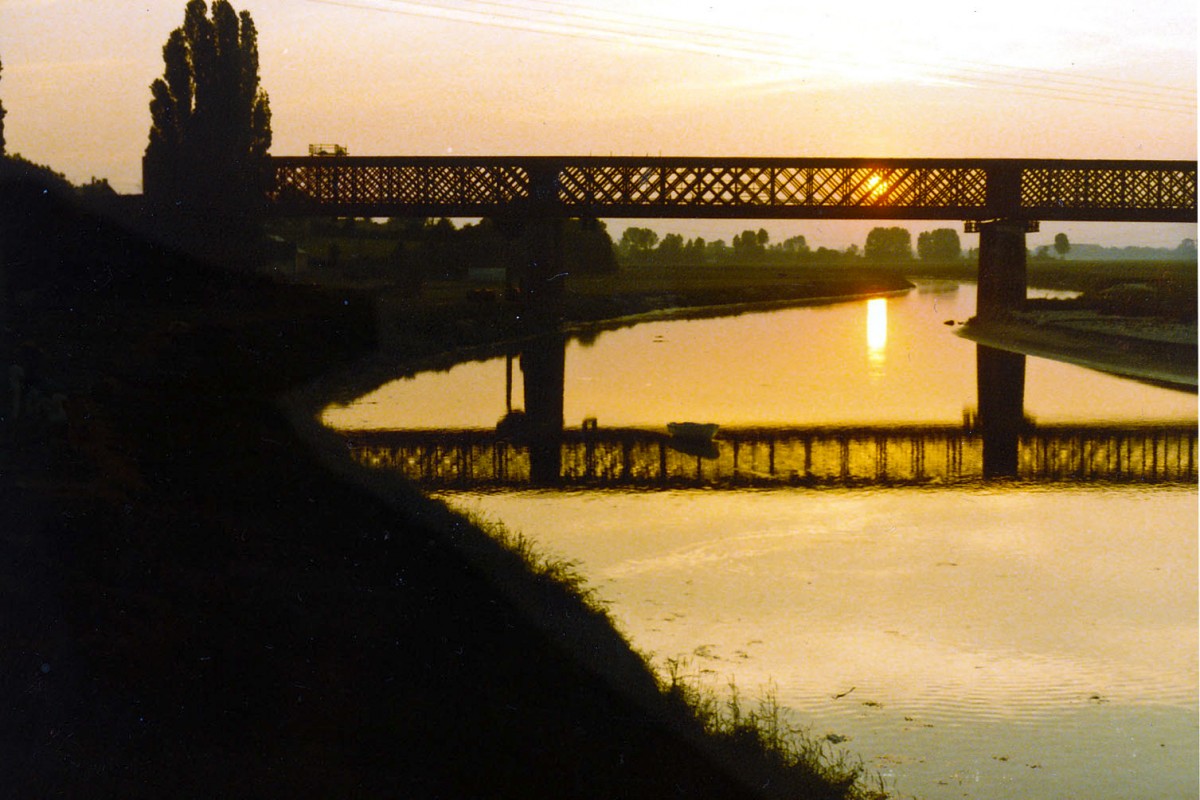 Der Fluss Orne bei Caen im Nordwesten Frankreichs. Aufnahme: Juni 1985 (Bild vom Negativ).