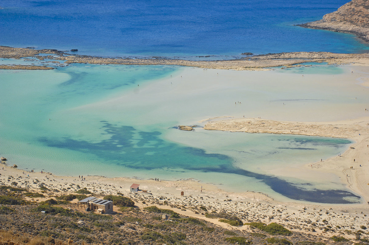 Der Lagunenstrand von Balos auf Kreta besteht aus feinem weißen Muschel- und Korallensand. Das auf weiten Teilen der Lagune nur seichte Wasser mit Tiefen unter 50 Zentimetern weist keinerlei Pflanzenwuchs auf. Aufnahme: 20. Oktober 2016.