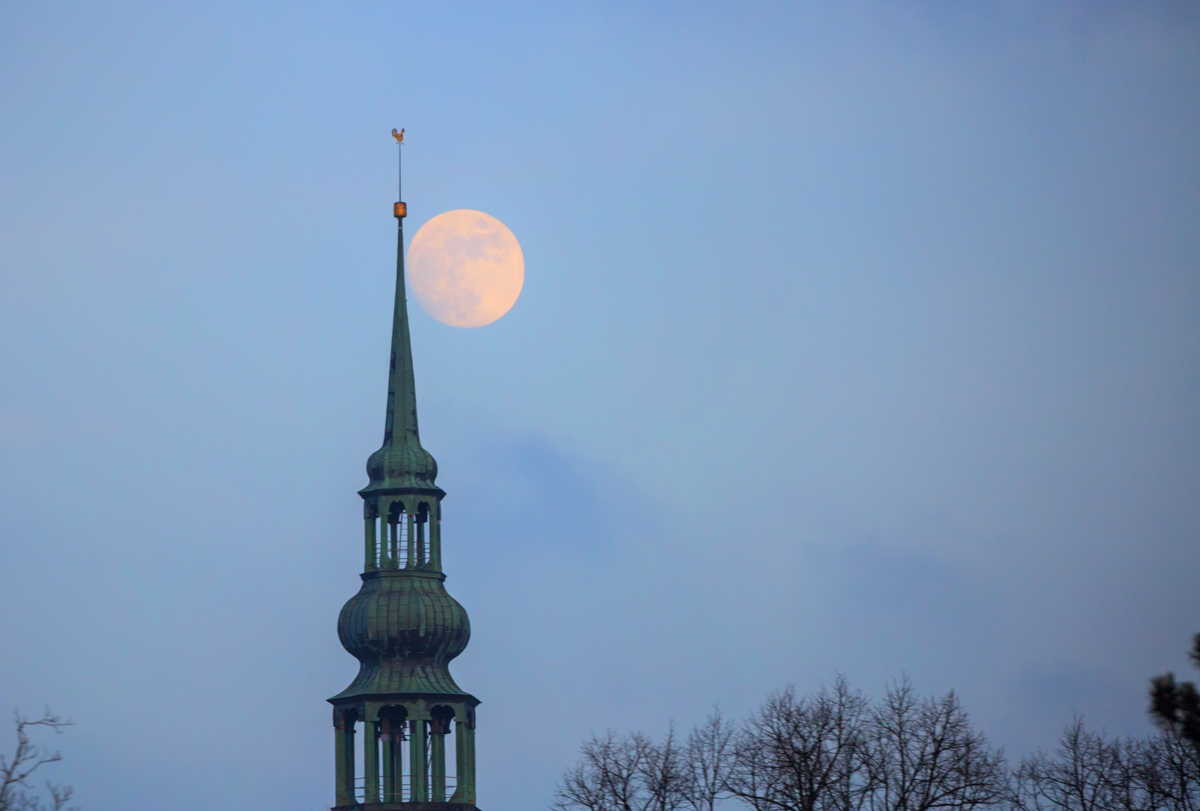 Der Mond an der Kirchturmspitze von St. Nikolai in Greifswald aus dem fahrenden Zug aufgenommen. - 09.02.2017