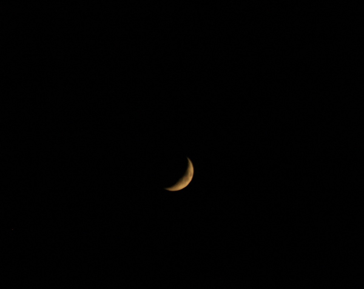 Der Mond steht am Himmel in Kohlscheid-Bank am Abend vom 28.10.2014.