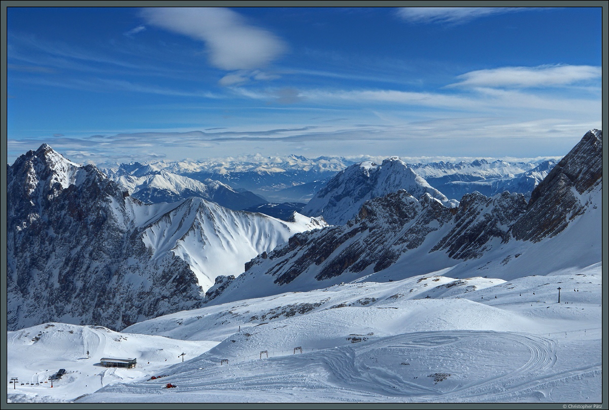Der nahezu wolkenlose Himmel ermöglicht am 03.03.2018 vom Zugspitzplatt einen weiten Blick auf die österreichischen Alpen. Im Tal in Bildmitte befindet sich die Stadt Innsbruck, rechts davon die hohe Munde (2662 m). Links ist das Wettersteingebirge zu sehen.
