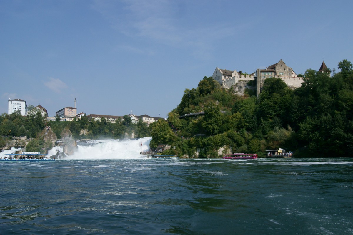 Der Rheinfall und das Schloss Laufen vom Boot aus gesehen. (09.08.2015)
