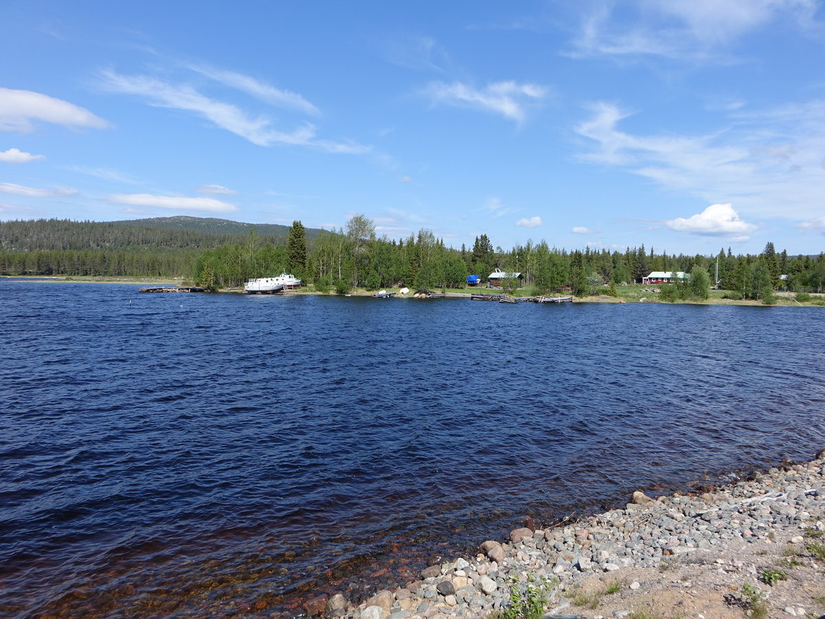 Der Storavan ist ein See im Norrbottens län im Norden Schwedens, dessen Abfluss reguliert wird. Er wird vom Skellefte älv durchflossen. Er ist der kleinste der drei großen Seen im Flusssystem des Skellefte älv (01.06.2018)