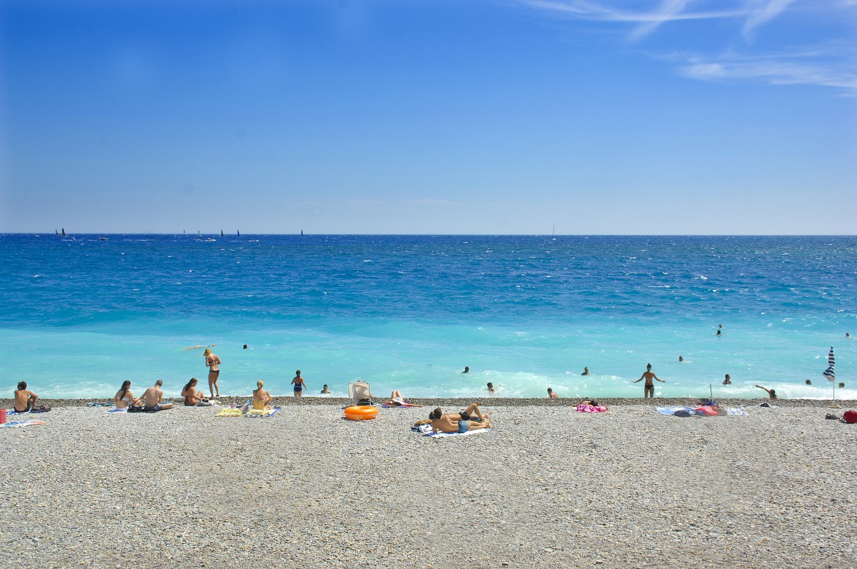 Der Strand von Nizza (Nice). Aufnahme: Juli 2015.
