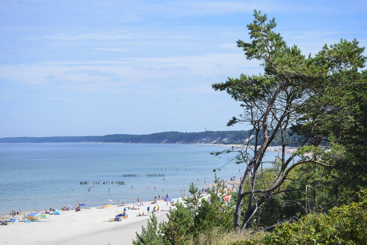 Der Strand vor Ustka (Stolpmünde) von der Promenada Nadmorska aus gesehen. Aufnahme: 20. August 2020.