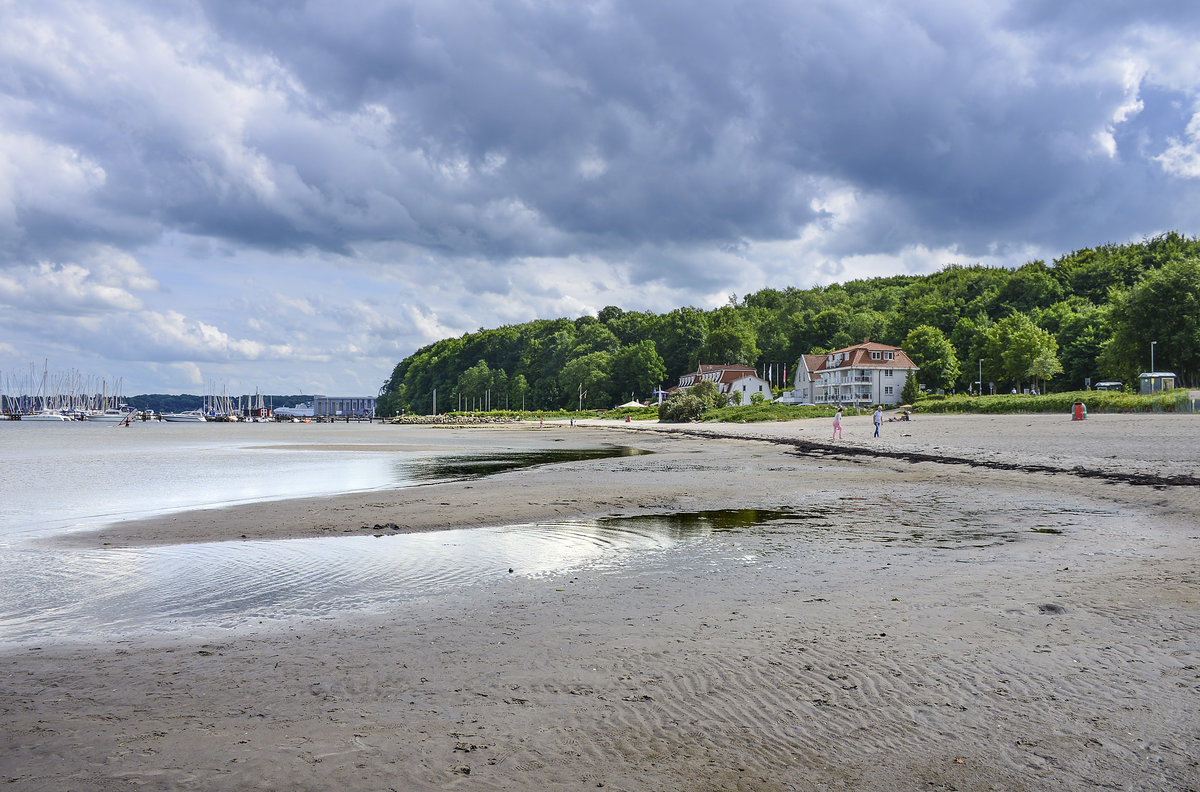 Der Strand in Wassersleben (Gemeinde Harrislee) an der Flensburger Förde. Blick in die südliche Richtung.  Aufnahme: 17. Juni 2018.