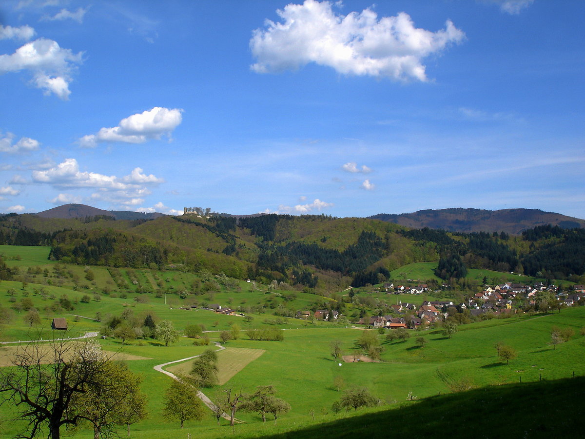 der sdliche Schwarzwald mit der Ortschaft Sitzenkirch, April 2005