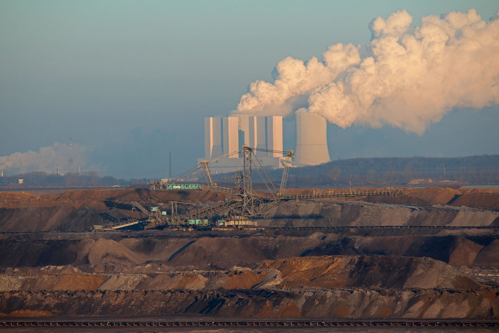 Der Tagebau  Vereinigtes Schleenhein  mit dem Kraftwerk Lippendorf im Hintergrund, bei Deutzen im Kreis Leipzig, im Licht der aufgehenden Sonne am Morgen des 14.12.2013