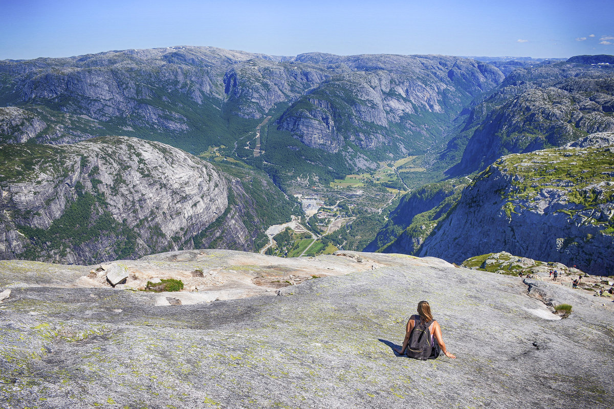Der Wanderweg zum Kjerag in Norwegen beginnt am Øygardstølen, einem Restaurant 640 m über Lysebotn. Von dort führt der Weg in rund 2,5 Stunden durch teilweise mühsames Gelände zum Kjerag, der Rückweg führt über die gleiche Strecke und dauert in etwa genauso lange. Der Weg ist stellenweise mit Eisenketten gesichert. 
Aufnahme: 3. Juli 2018.