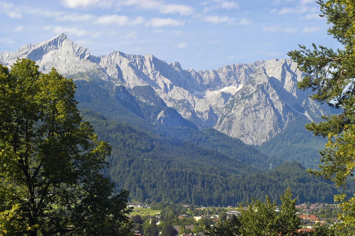 Die Alpen südlich von Garmisch-Partenkirchen (vom Ortsteil Artenkirchen aus gesehen). Aufnahme: Juli 2008.
