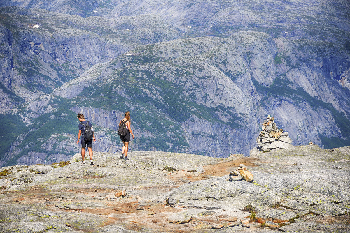Die anspruchsvolle Wanderroute zum Kjerag am norwegischen Lysefjord führt über mehrere Bergrücken. Aufnahme: 3. Juli 2018.