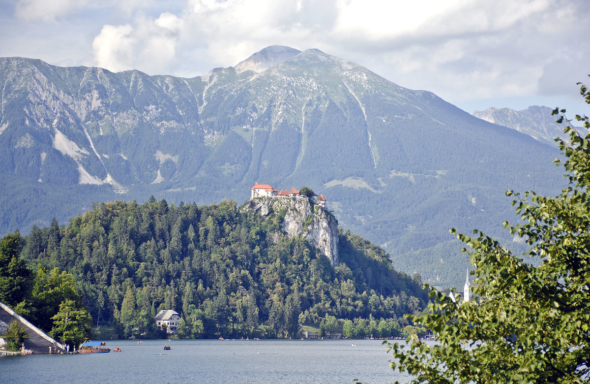 Die Berge Bleder See (slowenisch: Blejsko jezero) in Slowenien. Aufnahme: 1. August 2016.