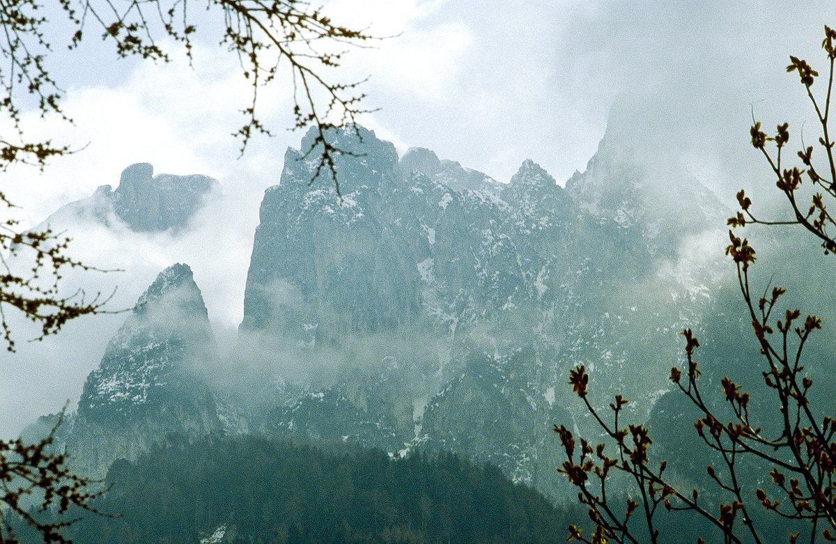 Die Dolomitten bei Kastelruth in Südtirol. Bild vom Dia. Aufnahme: April 2001.