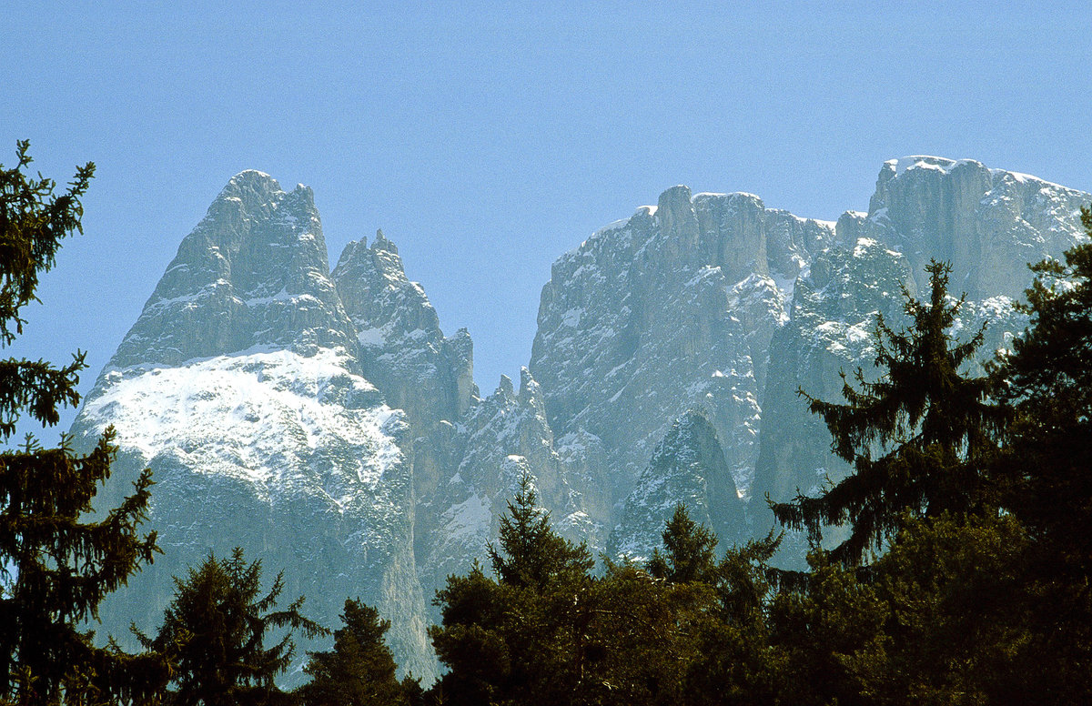 Die Dolomitten bei Seis am Schlern in Südtirol. Bild vom Dia. Aufnahme: April 2001.