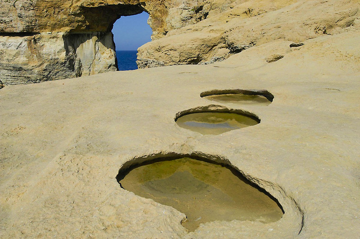 Die Felsküste am »Azure Windows« auf der Insel Gozobestehen aus Korallen- und Globigerinenkalk. Aufnahme: Oktober 2016.