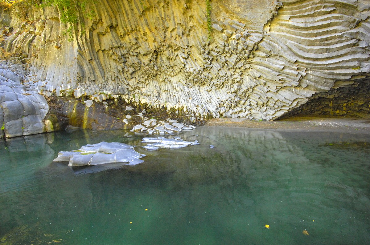 Die Gole dell’Alcantara sind Schluchten am Fluss Alcantara auf Sizilien. Das Lavagestein ist eines der charakteristischsten Merkmale der Schluchten. Aufnahme: Juli 2013.