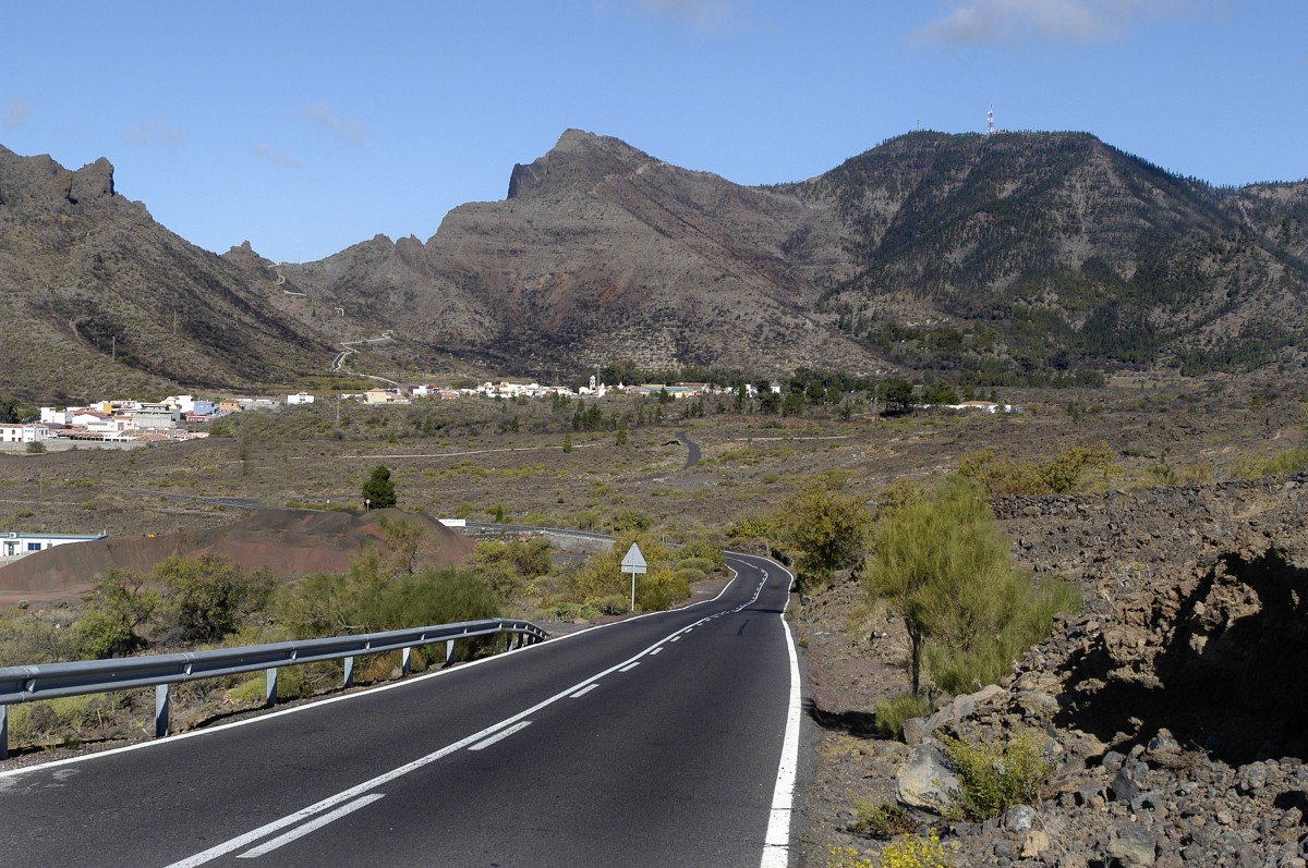 Die Hauptstraße TF-82 zwischen En Molledo und Santiago del Teide. Aufnahme: Oktober 2008.