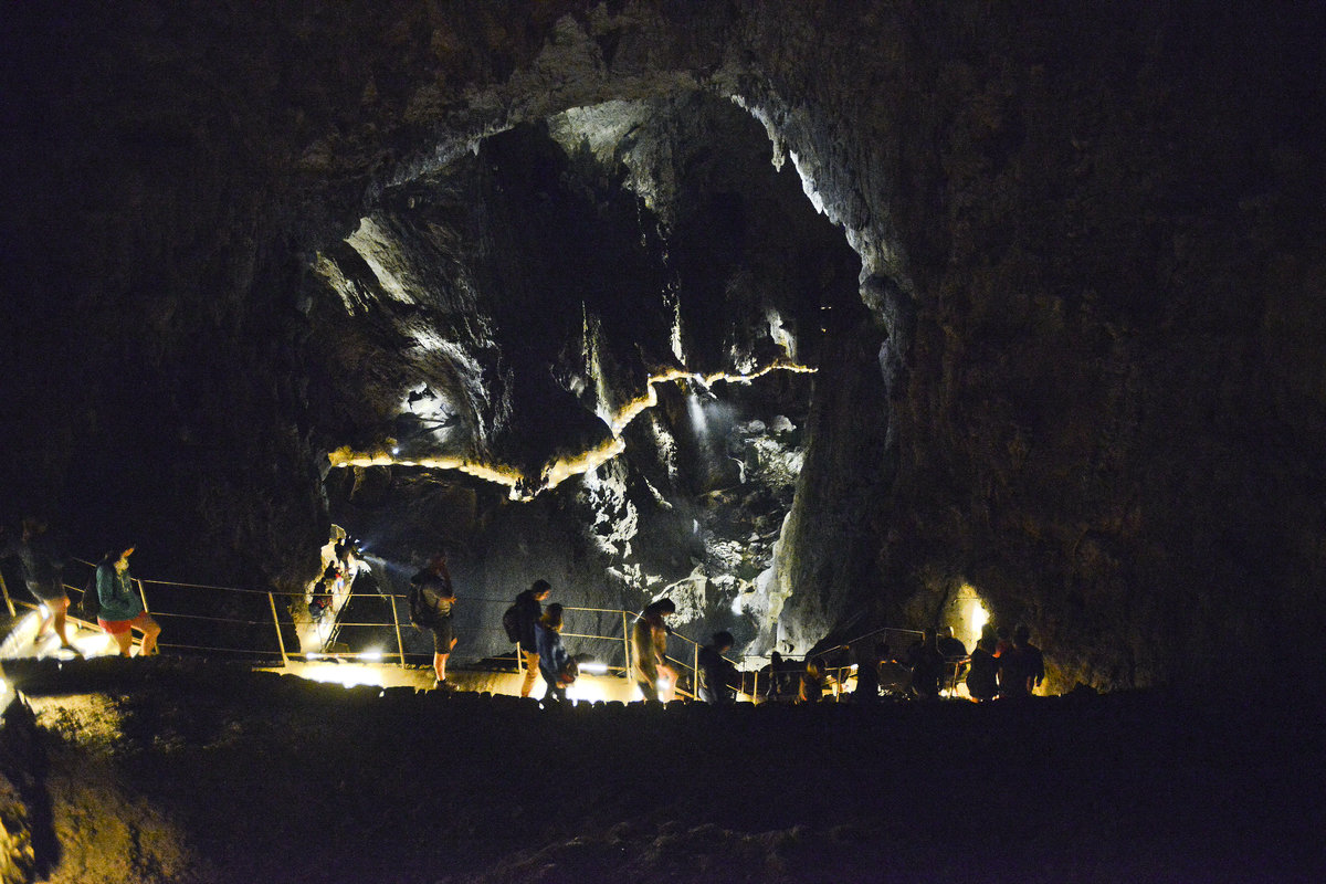 Die Höhlen von Škocjan stellen ein einzigartiges, von der Reka geschaffenes Naturphänomen dar. Die Reka entspringt am Fuß des Snežnik und fließt ca. 55 km oberirdisch. Wenn sie die Karstlandschaft Kras erreicht, ein aus Kalkstein bestehendes Gebiet, vertieft sie ihr Flussbett nicht nur mechanisch durch Erosion, sondern auch durch Korrosion, indem sie den Kalkstein löst.Der für Touristen angelegte Besichtigungsweg führt durch einen Teil der Höhlen. Aufnahme: 28. Juli 2016.