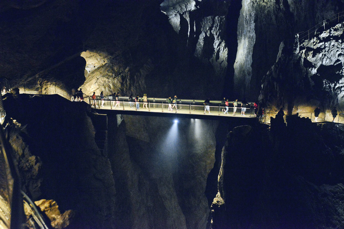 Die Höhlen von Škocjan wurden von dem versickernden Fluss Reka im Kalkgestein geschaffen. Im Jahre 1987 wurden sie in das UNESCO-Weltnaturerbe aufgenommen. Die Höhlen von Škocjan gelten als die schönsten unterirdischen Höhlen im slowenischen Karst. Aufnahme: 28. Juli 2016.