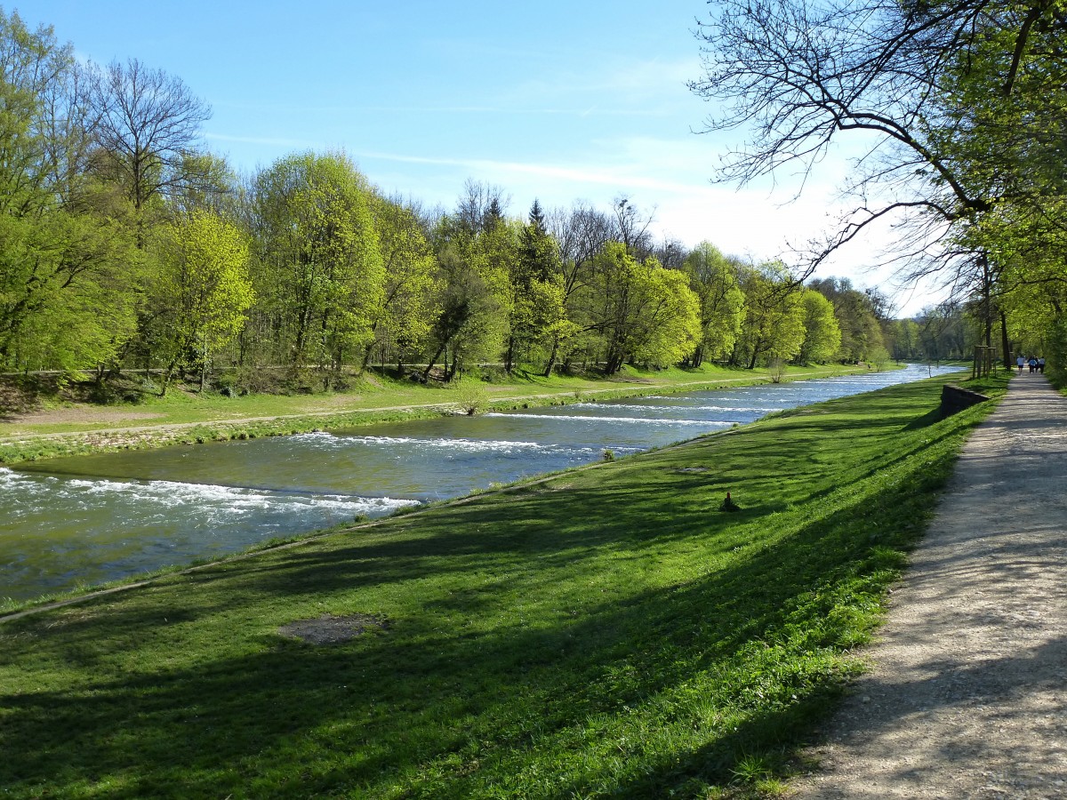 die kanalisierte Wiese auf den letzten Kilometern vor der Mndung in den Rhein bei Basel, April 2015