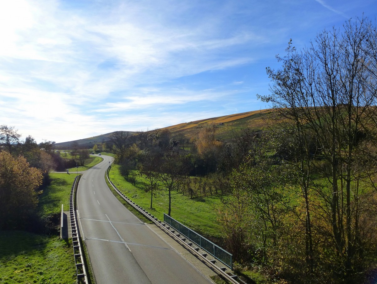 die L 125 durchquert das Schneckental im Markgrflerland, rechts der Batzenberg,  Deutschlands grter zusammenhngender Weinberg, Nov.2015
