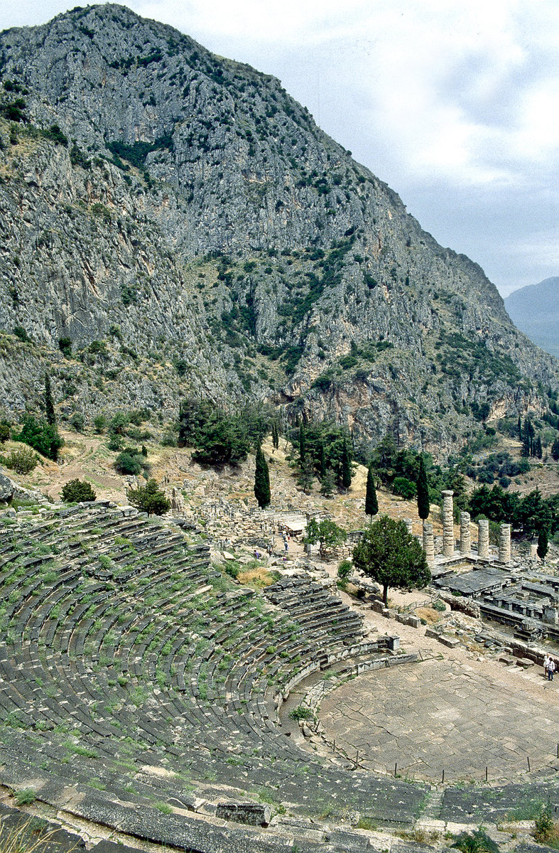 Die Landschaft am Theater östlich von Delphi. Bild vom Dia. Aufnahme: Juni 1992.