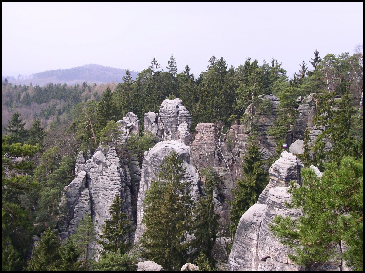 Die Prachovské skály (deutsch: Prachauer Felsen) liegen im äußersten Osten des Böhmischen Paradieses (Český ráj), südlich der Straße Turnov-Jičín und nördlich der Straße Mladá Boleslav-Jičín.