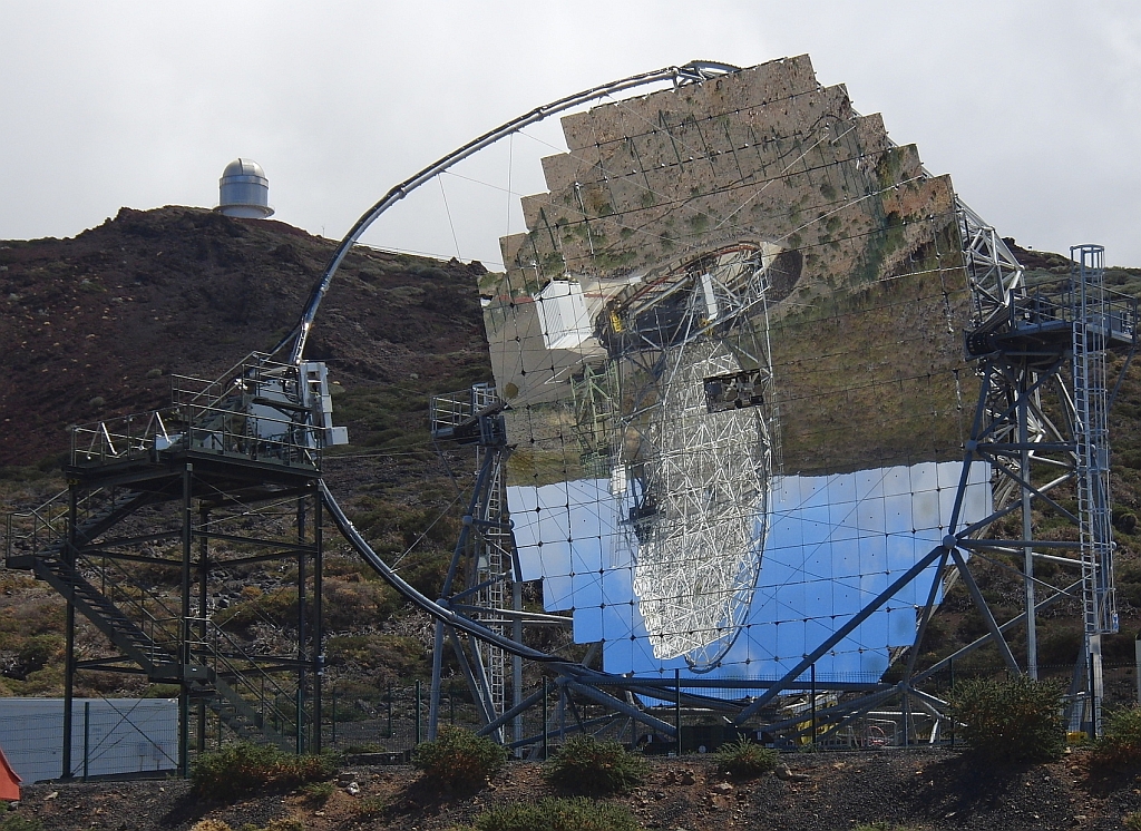 Die Welt steht Kopf - In der Oberflche eines Telekops spiegelt sich das zweite Teleskop. Die Teleskope stehen auf dem Roque de los Muchachos in ber 2200 m Hhe auf der Insel La Palma (Oktober 2013).