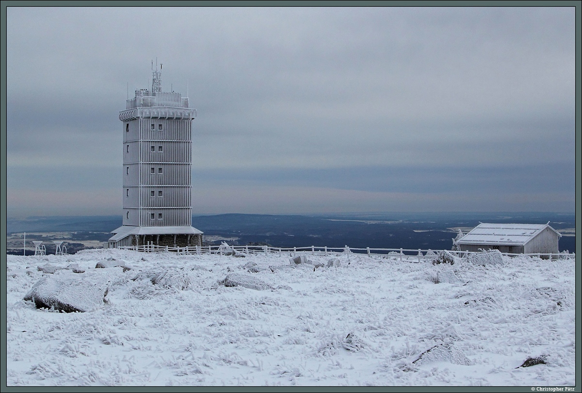 Die Wetterwarte auf dem Brocken wurde 1939 errichtet und dient noch heute als Wetterstation. Trotz der frostigen Temperaturen bot der 27.12.2014 auch eine gute Fernsicht auf den Ostharz (im Hintergrund). Die meisten Tage im Jahr ist der Gipfel in Wolken gehüllt.