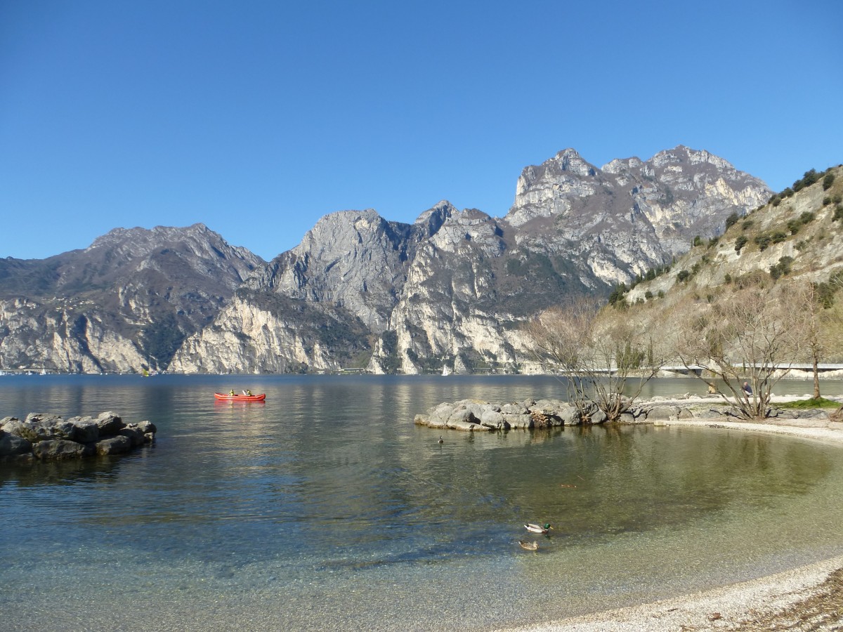 Ein Blick zum Gardasee in Riva del Garda, aufgenommen am 01.04.2015.