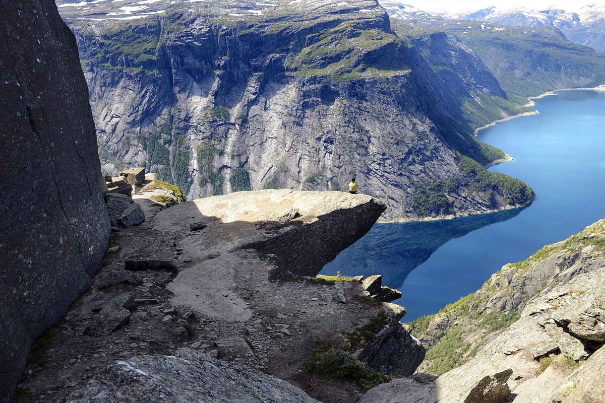 Ein Felsvorsprung am Hochplateau vor Trolltunga in Norwegen. Aufnahme: 8. Juli 2018.