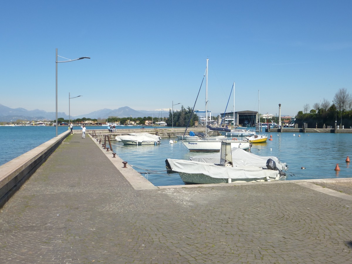 Ein kleiner Blick zur Anlegestelle und dem Gardasee in Peschiera del Garda, aufgenommen am 01. April 2015.