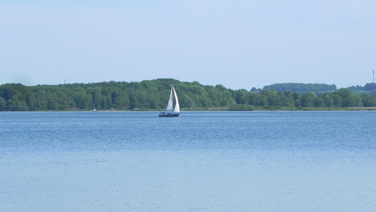 Ein Segelboot am 29.05.23 auf dem Plöner See.