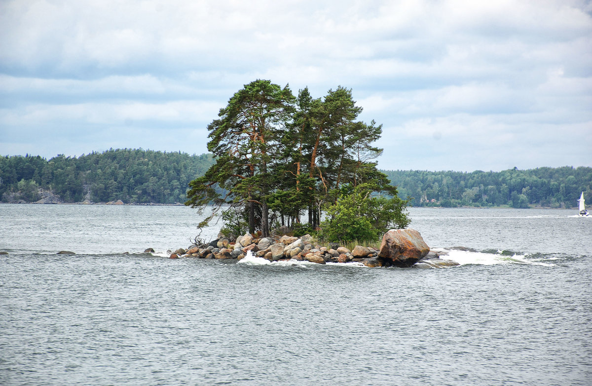 Eine kleine Insel zwischen dem Festland und der Insel Nora Ljusterö im Stockholmer Schärenhof. Aufnahme: 26. Juli 2017.