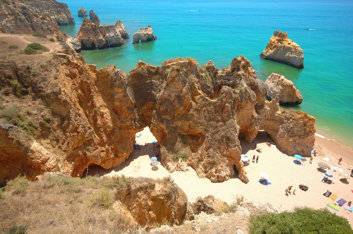 Felsen an der Algarveküste bei Alvor. Aufnahme: Juli 2010.