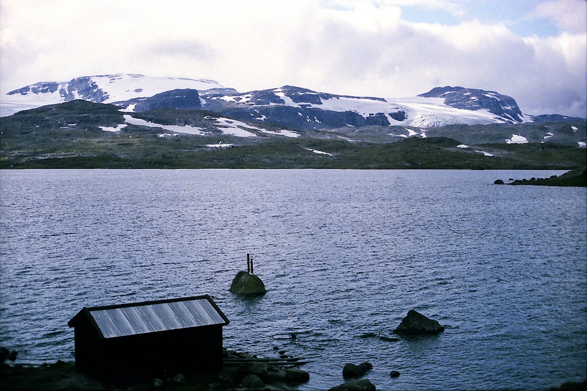 Finsevatnet mit dem Hardangerjøkulen im Hintergrund. Aufnahme: Juli 1985 (digitalisiertes Negativfoto).