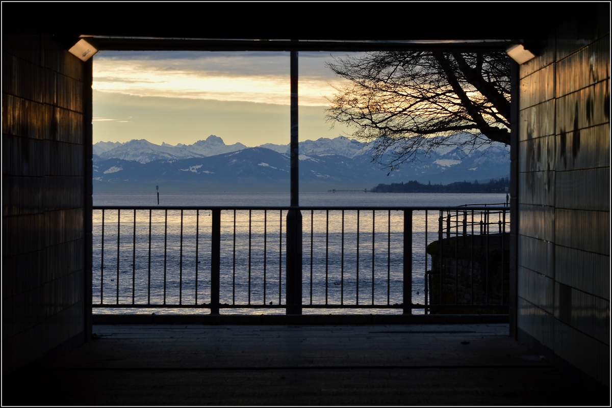 Föhnstimmung am Bodensee. Der erste Blick durch Unterführung ist immer spektakulär, weil der Rahmen wie bei einem Foto ein genau begrenztes Bild zeigt. Februar 2014.