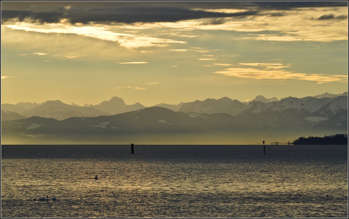 Föhnstimmung am Bodensee. Je nach Wolken und Sonnenstand eine neue Stimmung. Konstanz, Februar 2014.