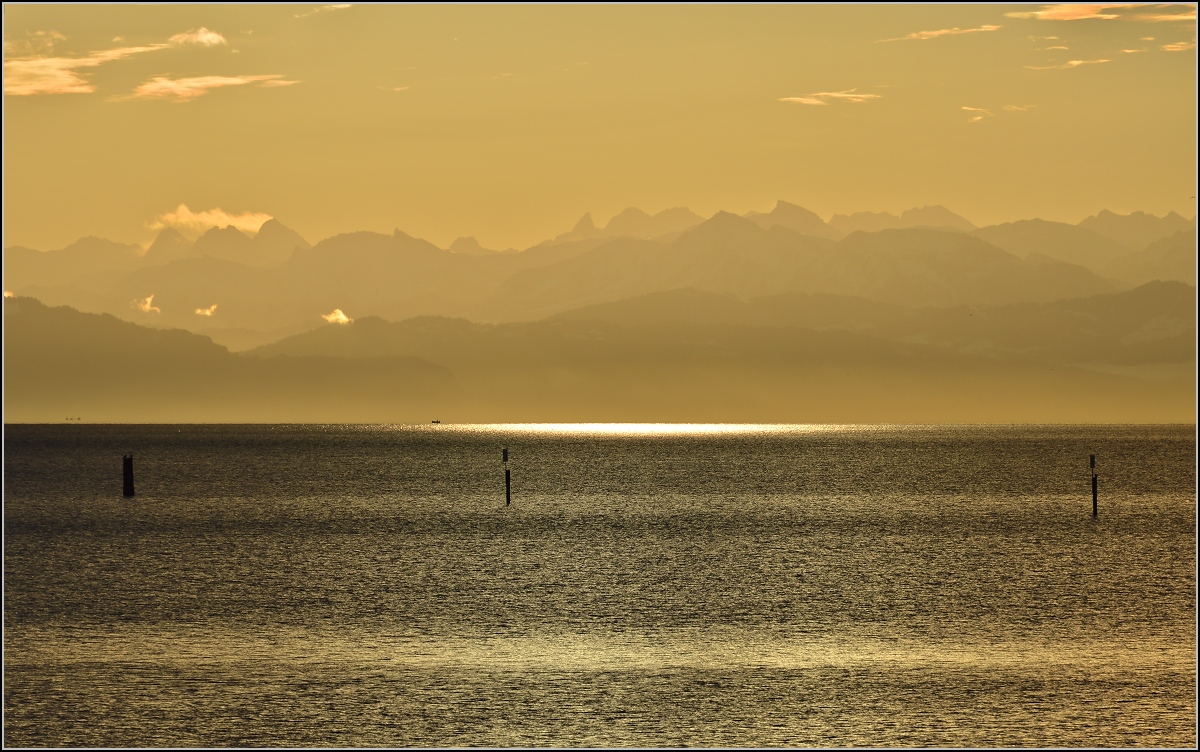 Föhnstimmung am Bodensee. Je nach Wolken und Sonnenstand eine neue Stimmung. Konstanz, Februar 2014.