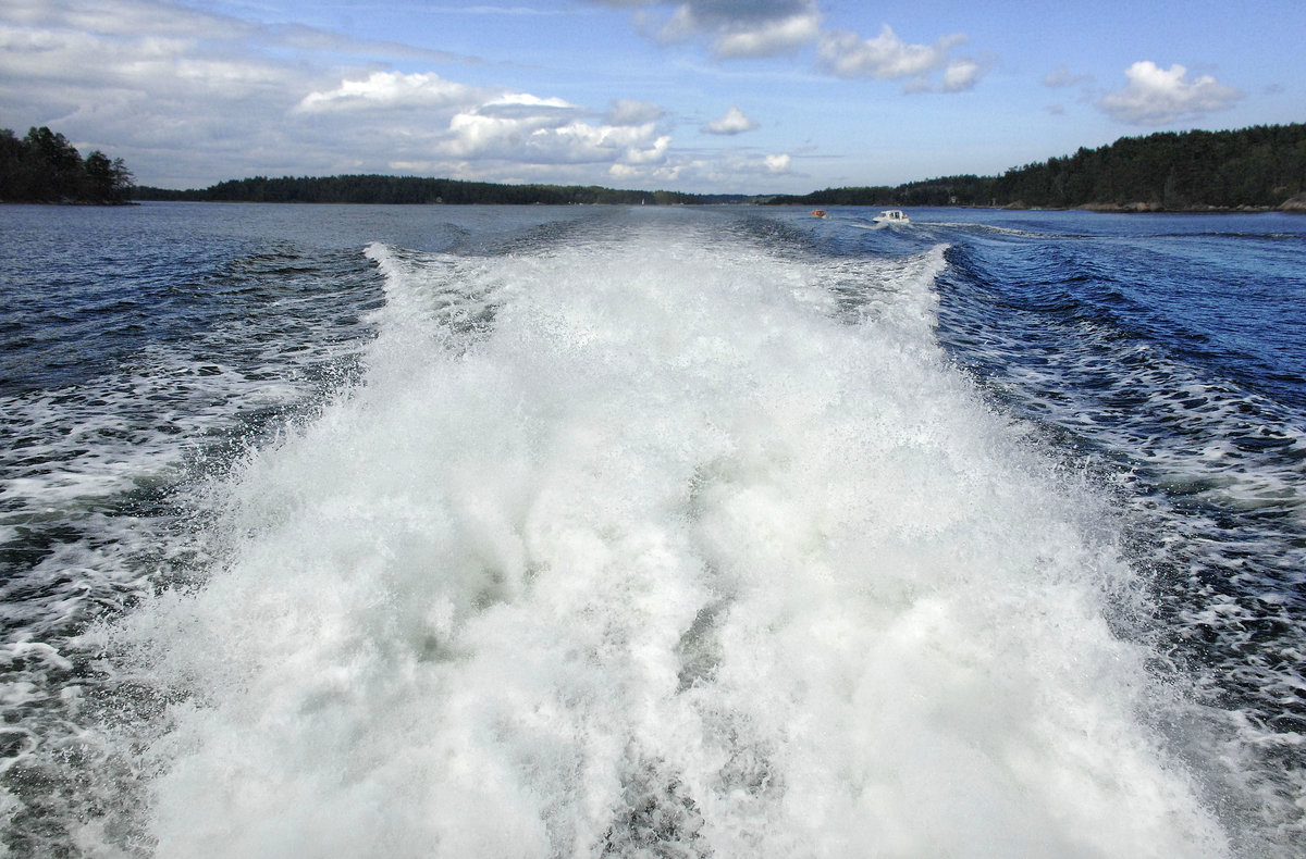 Foto von einem Bootsfahrt zwischen Stockholm und der Insel Svartsö om Stockholmer Schärenhof.
Aufnahme: 26. Juli 2017.