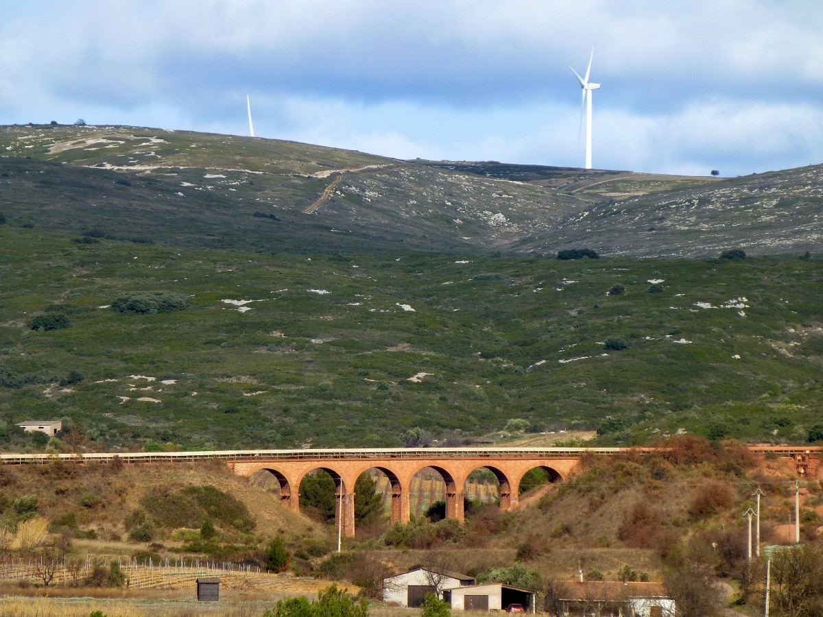 Frankreich, Languedoc, Hérault. Das Bauxitbergwerk von Villeveyrac ist das letzte seiner Art in Frankreich. Der Viadukt von Roquemale wurde im 19.Jahrhundert gebaut und diente dem Transport der Bauxit. 26.01.2014