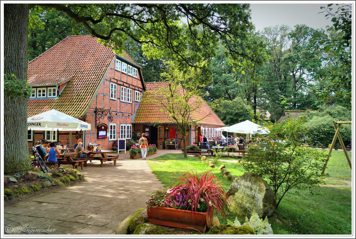 Gasthof zum Heidemuseum in Wilsede. Hinweis: Wilsede liegt im Naturpark Lüneburger Heide, im Park sind Kraftfahrzeuge nicht zugelassen. Also besser das Navi abschalten :-))  2014