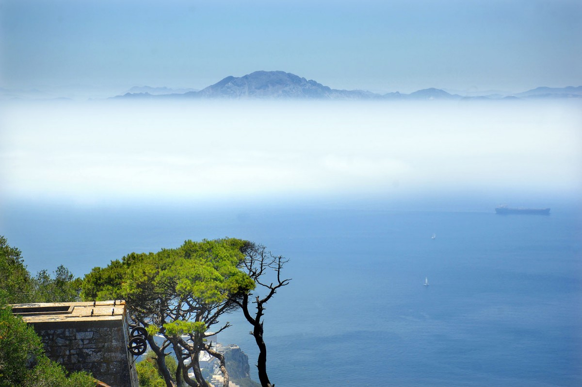 Gibraltar - Blick von Upper Rocks gen Marokko mit nebliger Luftströmung vom Meer. Aufnahme: Juli 2014