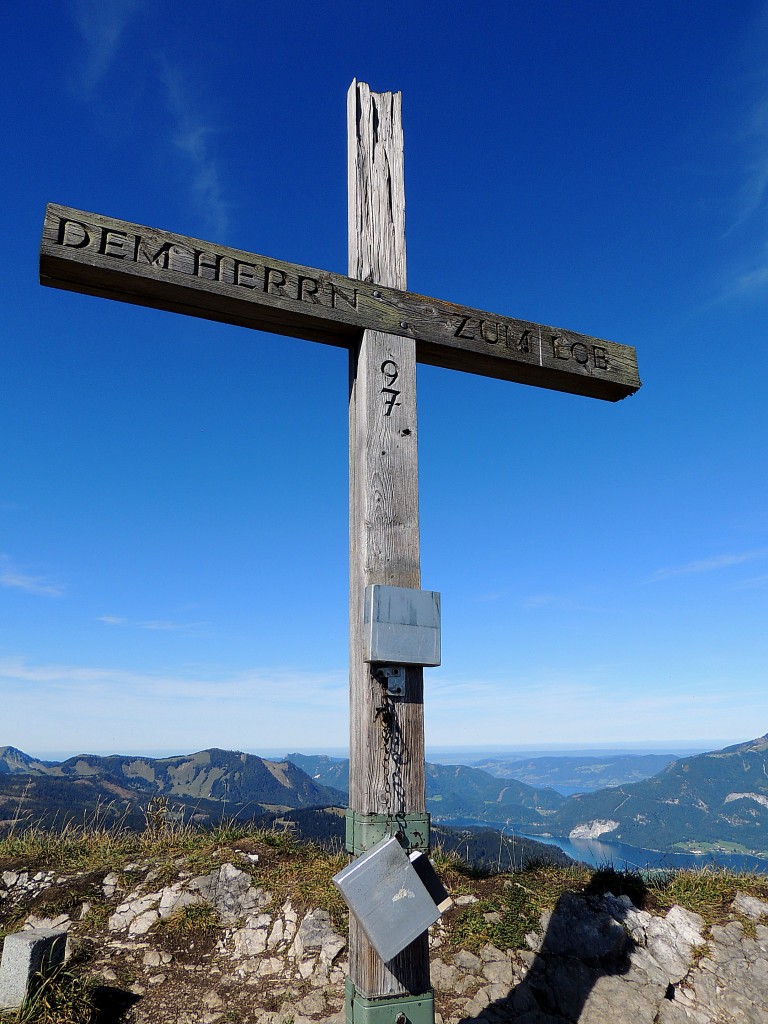 Gipfelkreuz des Wieslerhorn,1603mtr ü.A. im Postalmgebiet; mit Blick in Richtung Wolfgangsee, u. Mondsee; 140928