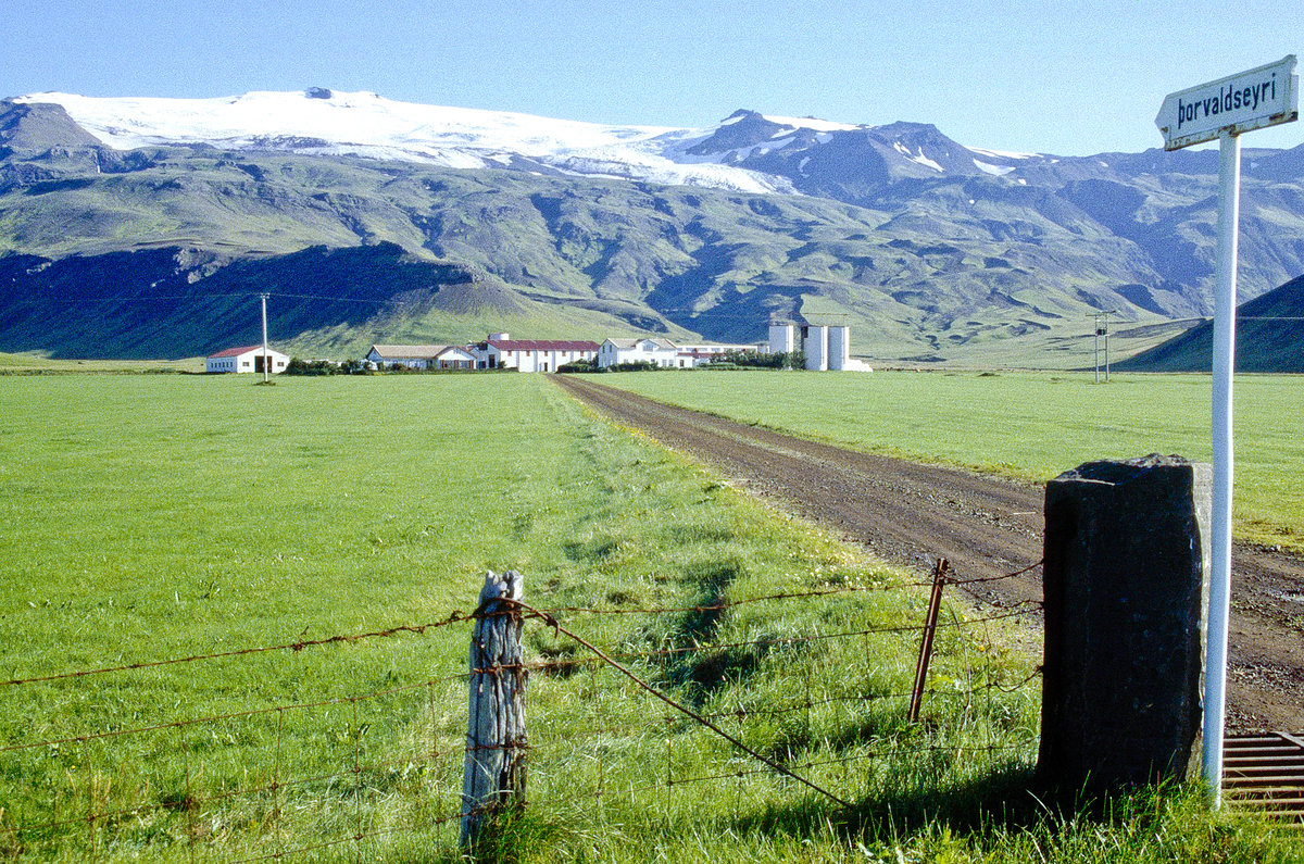 Hekla ist ein 1491 m hoher Vulkan im Süden Islands. Das Bild wurde an der Landesstraße 32 aufgenommen. Bild vom Dia. Aufnahme: August 1995.
