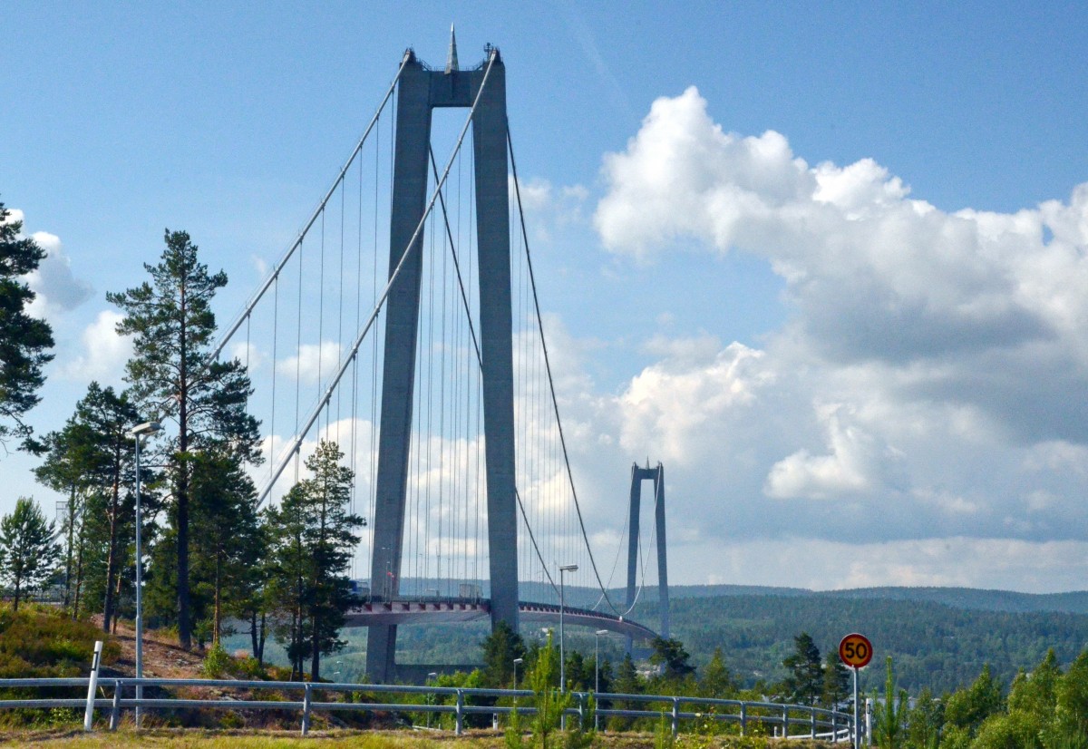 Högakustenbrücke, eine Hängebrücke an der E4 bei Kramfors .Eröffnung: 1. Dezember 1997, Gesamtlänge: 1867 m, Breite: 17,8 m, Längste Stützweite: 1210 m Höhe: 186 m. Gesehen und überquert am  11.07.2014.
