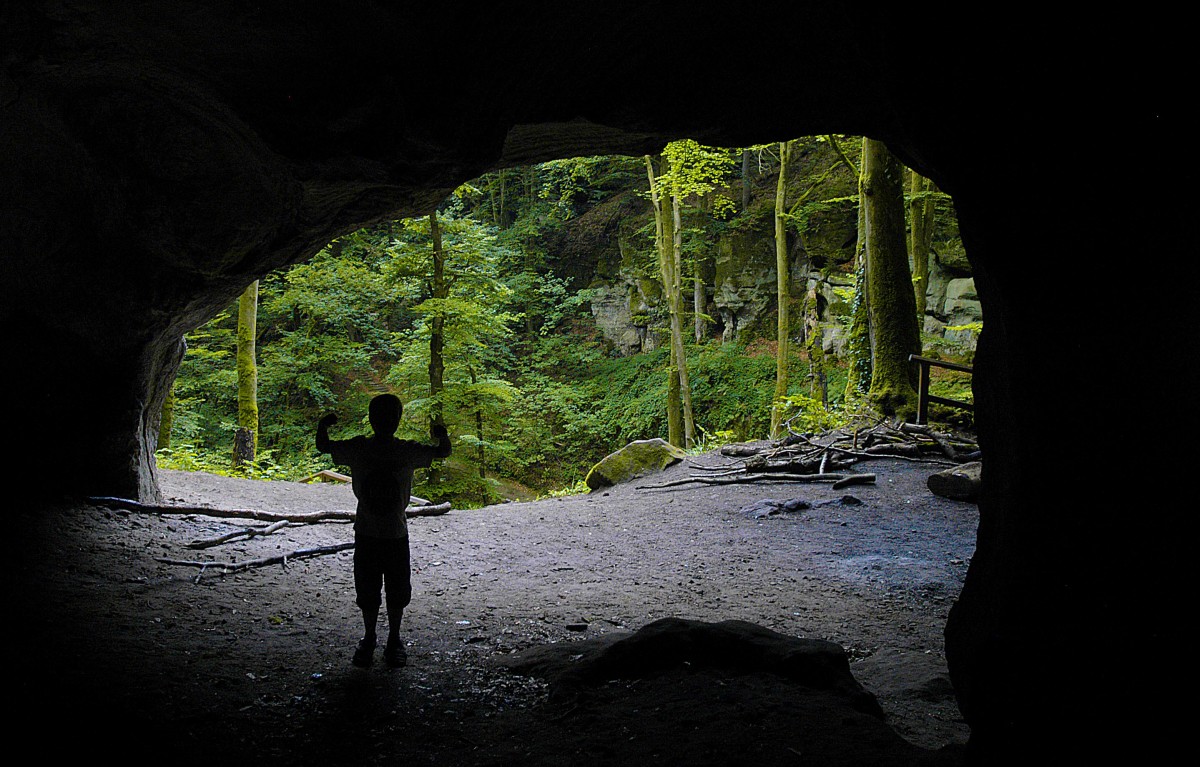 Höhlen in der Nähe vom Amphitheater Breechkaul in der Luxemburger Schweiz. Aufnahme: August 2007.