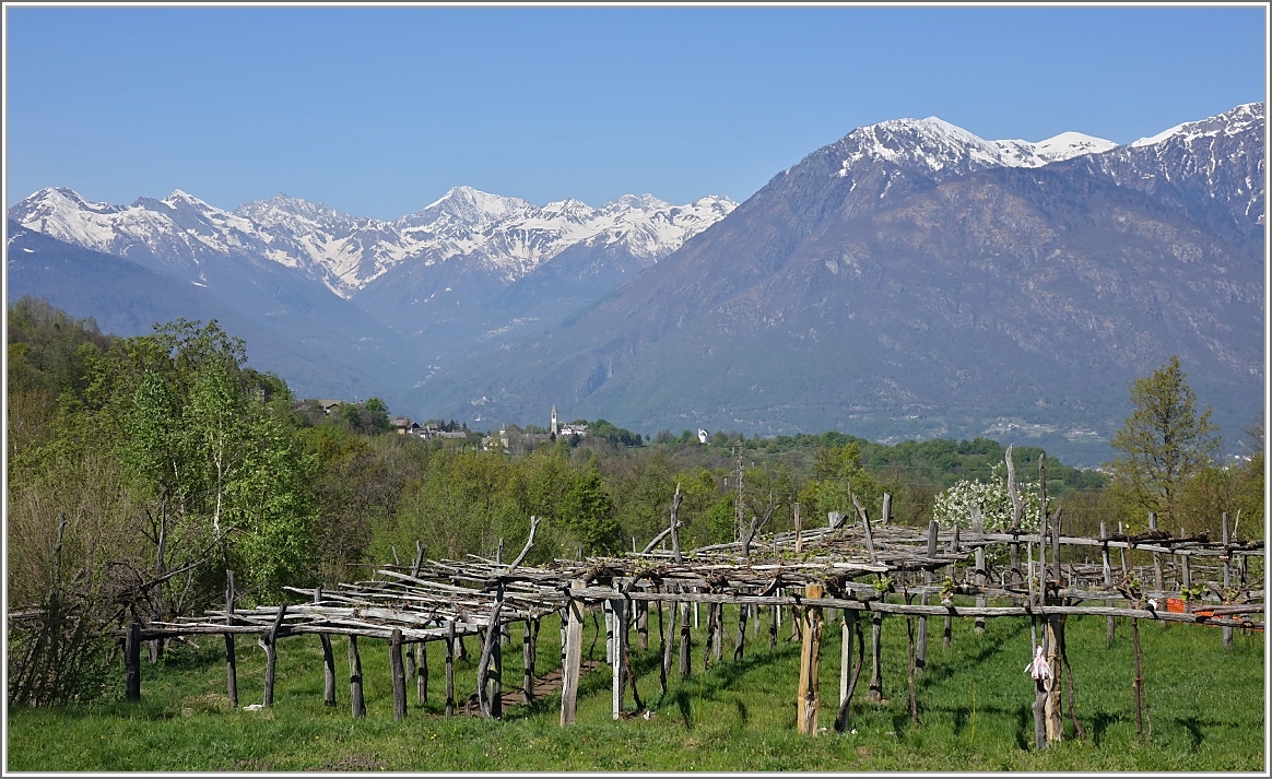 Im Valle Vigezzo bei Trontano mit Blick auf die italienische Alpen, im Hintergrund ist die Kirche von Trontano zu sehen.
(14.04.2014)